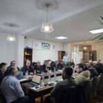 AVOKO organizon tryezë diskutimi për mbështetjen e nxënësve me inteligjencë të jashtëzakonshme në Dragash Në zyrat e …