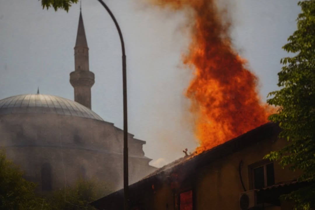 IzložbaPouzdanje u fotografiju otvara vizuelne dokaze o uništenju stakla tokom 1990-ih Danas u Prizrenu es…