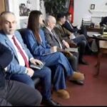 U mbajt mbledhja e parë e rregullt e Qeverisë Komunale të Dragashit për vitin 2026 Pas kompletimit të kabinetit qever…