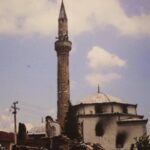 Hapet ekspozita “Kujtesa në fotografi” – dëshmi vizuale e shkatërrimit të xhamive gjatë viteve ’90 Sot në Prizren ësh…