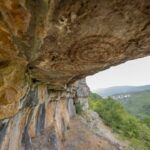 Spirale diellore parahistorike në shkëmbin e Kobajës në Vlashnjë Në Vlashnjë të Prizrenit janë identifikuar spirale n…