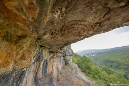Paraistorijska solarna sidra na steni Kobaja u Vlašnju u Prizrenu su identifikovana spiralno u…