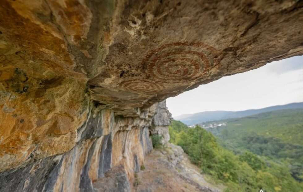 Paraistorijska solarna sidra na steni Kobaja u Vlašnju u Prizrenu su identifikovana spiralno u…