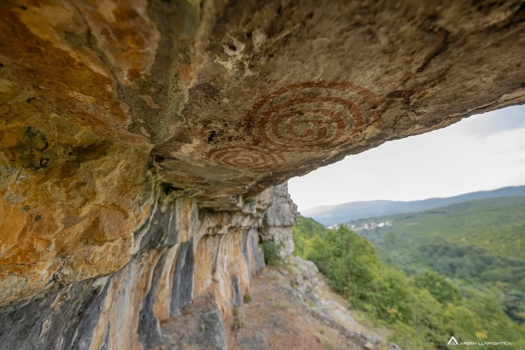 Paraistorijska solarna sidra na steni Kobaja u Vlašnju u Prizrenu su identifikovana spiralno u…