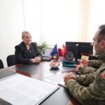 Shefja e Kabinetit të Kryetarit të Komunës së Dragashit priti në takim komandantët e KFOR-it turk Sot, Shefja e Kabin…