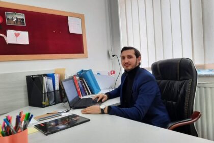 Školski psiholog Independence: 10 uèenika je napalo uèitelja, video pokazuje samo poslednji trenutak incidenta…