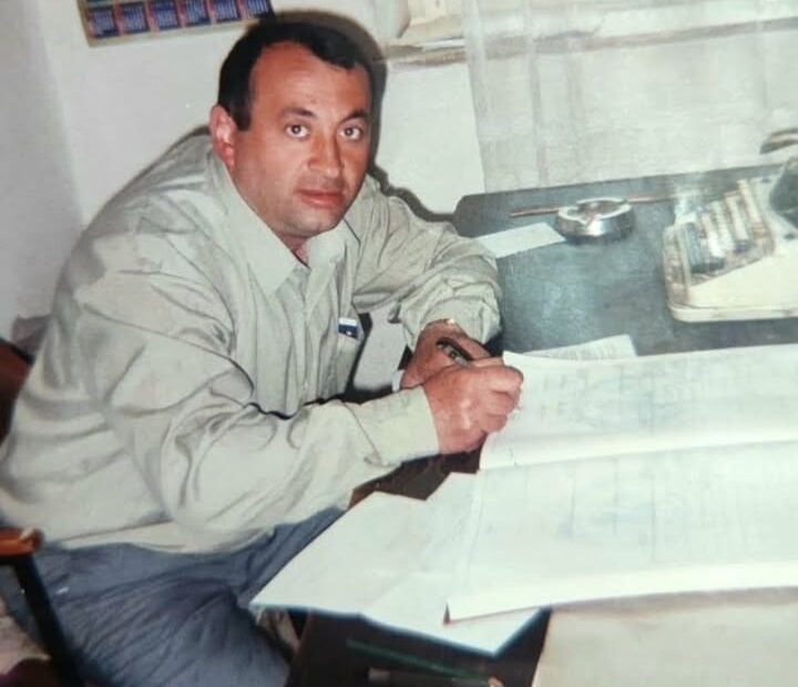 Podijeljen je životom Kurtali (Sulleyman) Mustafa je odvojen od Kurtali (Sulleyman) Mustafe, višegodišnjeg radnika Zyra…