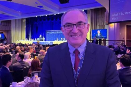 Predsednik Šaćir Totaj prisustvuje tradicionalnoj ceremonijiJutarnja molitva Braakfast u Vašingtonu DC predsedavajući Ko…