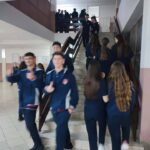 Uniformat shkollore arrijnë në ShML “Ruzhdi Berisha”, nxënësit obligohen t’i bartin nga e hëna Komuniteti shkollor i …