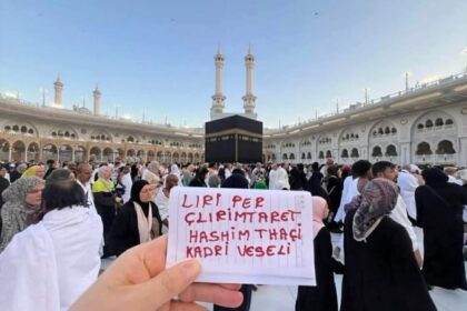 Iz Meke, hoja jelen Faton Salihu moli se za slobodu izbavitelja iz Meke, najsvetije mesto islama, hoja n…