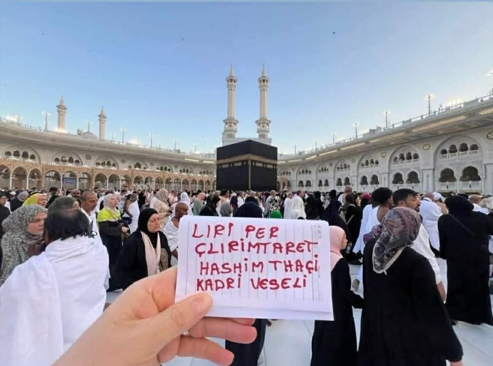 Iz Meke, hoja jelen Faton Salihu moli se za slobodu izbavitelja iz Meke, najsvetije mesto islama, hoja n…