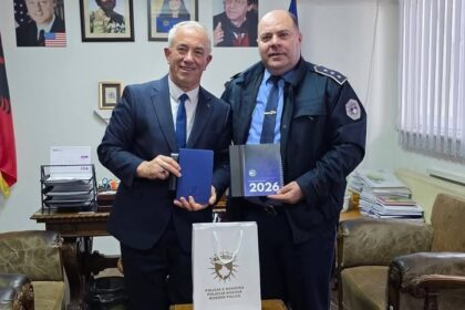 Lideri policije posećuju Dragašovog predsednika za unapređivanje drugog terma Dragaša ] predsedavajućeg D komisije…