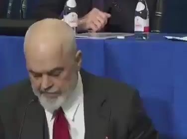 Trenutak kada Rama u oči zamoli Trampa da pomogne Tačiju u HaguZa ime Boga, hajde da uradimo nešto © DRAGAS INFO