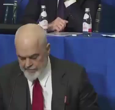 Trenutak kada Rama u oči zamoli Trampa da pomogne Tačiju u HaguZa ime Boga, hajde da uradimo nešto © DRAGAS INFO