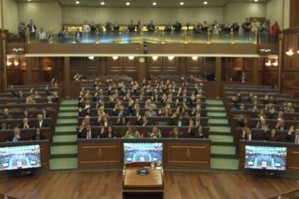 Rezolucija o suđenju u Hagu prelazi na Parlament, DSK ne učestvuje na glasanju koje je Parlament Republike Kosovo odobrio …