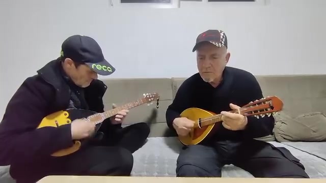 Dva brata Opoja donose tradicionalne zvuke mandoline i prim iz sela Kuk, Opoja, dva brata Hamzi…