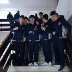 Uniformat shkollore arrijnë në ShML “Ruzhdi Berisha”, nxënësit obligohen t’i bartin nga e hëna Komuniteti shkollor i …