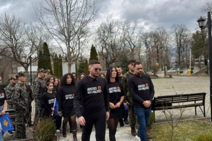 Studenti Univerziteta Ukšiin Hoti podigli su zastavu OVK pod 18. godišnjicom nezavisnosti Prizrena, 16 …