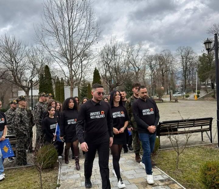 Studenti Univerziteta Ukšiin Hoti podigli su zastavu OVK pod 18. godišnjicom nezavisnosti Prizrena, 16 …