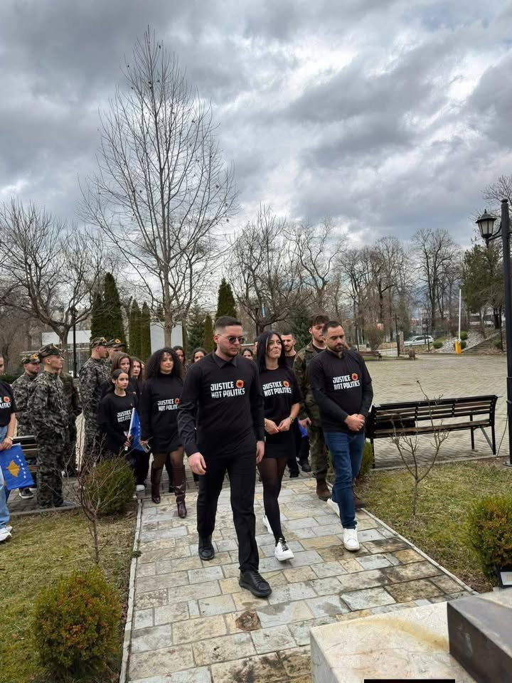 Studenti Univerziteta Ukšiin Hoti podigli su zastavu OVK pod 18. godišnjicom nezavisnosti Prizrena, 16 …