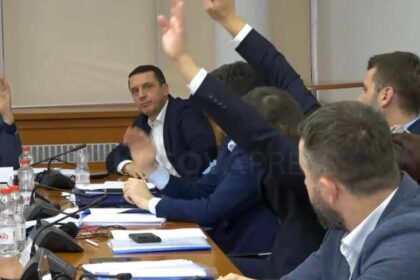 Geci protiv finansijske podrške bivšim liderima OVK Haradinaj Tahiri u znak podrške amandmanu poslanika…