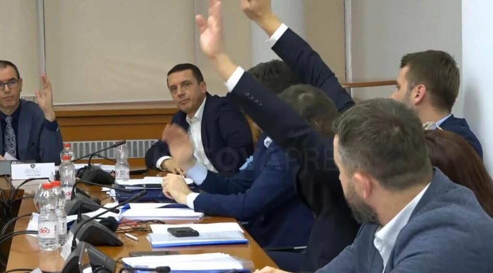 Geci protiv finansijske podrške bivšim liderima OVK Haradinaj Tahiri u znak podrške amandmanu poslanika…