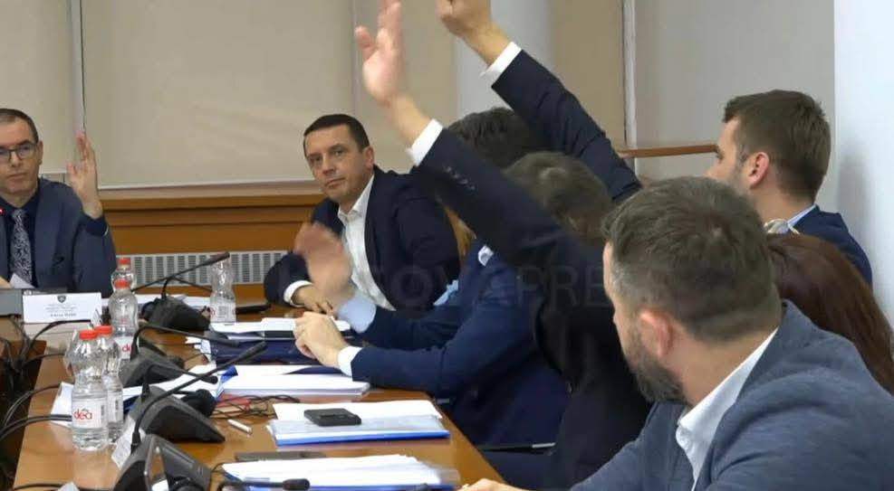 Geci protiv finansijske podrške bivšim liderima OVK Haradinaj Tahiri u znak podrške amandmanu poslanika…