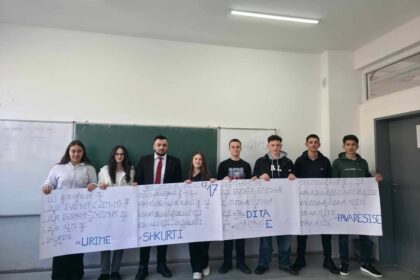 Učenici škole Šuban Šabani u Llopusniku obeležavaju 17. februara matematičkim formulama