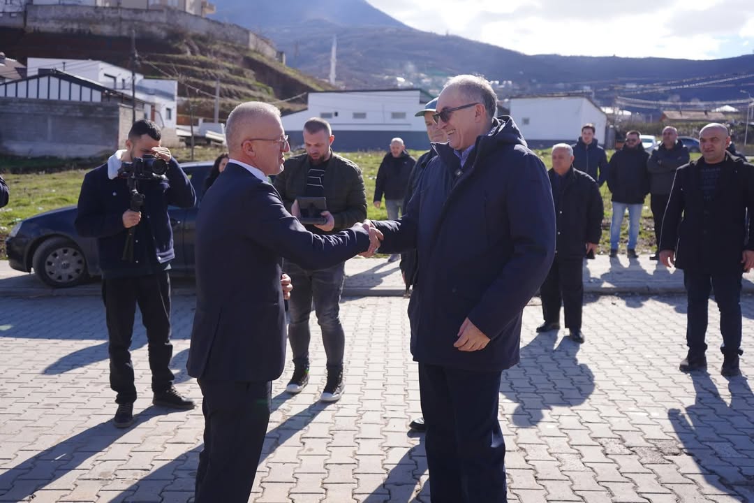 Postavljen je za izgradnju 50 kuća za domaćinstva u socijalnoj pomoći u Prizrenu.