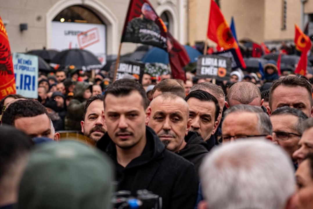 Sin bivšeg predsednika Hašima Tačija, Endru, bio je prisutan u današnjem principu pravde, a ne politike.