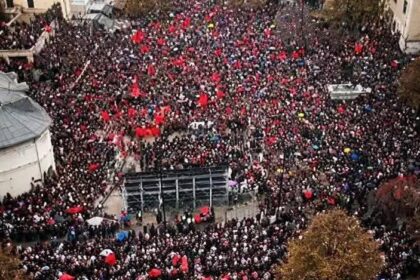 Visok pogled na martovsku pravdu, a ne na politiku na trgu Skenderbeu.