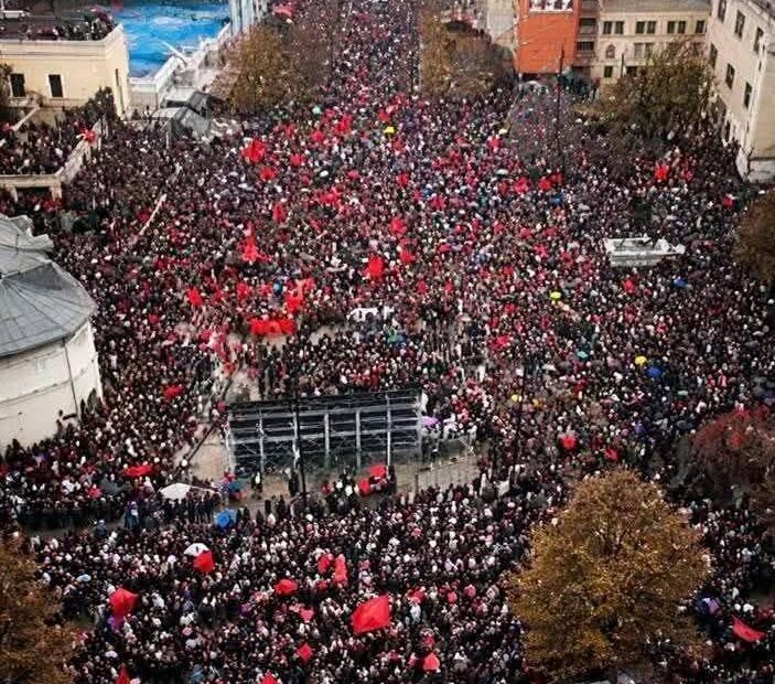 Visok pogled na martovsku pravdu, a ne na politiku na trgu Skenderbeu.
