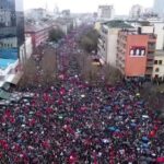 𝐏𝐚𝐦𝐣𝐞 𝐧𝐠𝐚 𝐥𝐚𝐫𝐭ë 𝐞 𝐦𝐚𝐫𝐬𝐡𝐢𝐭 ‘𝐃𝐫𝐞𝐣𝐭ë𝐬𝐢, 𝐣𝐨 𝐩𝐨𝐥𝐢𝐭𝐢𝐤ë’ 𝐧ë 𝐒𝐡𝐞𝐬𝐡𝐢𝐧 ‘𝐒𝐤ë𝐧𝐝𝐞𝐫𝐛𝐞𝐮’.