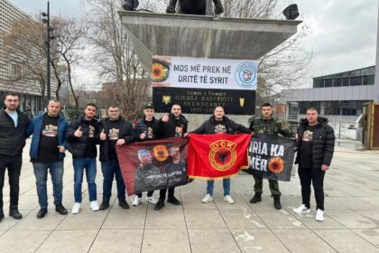 Mladi ljudi iz porodice Avdullahu iz KUK-a na maršu Pravda, a ne politika, mladi iz porodice Avdullahu iz f…