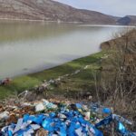 PA KOMENT: Liqeni i Vërmicës sërish vërshohet nga mbeturinat Liqeni i Vërmicës po përballet sërish me ndotje të theks…