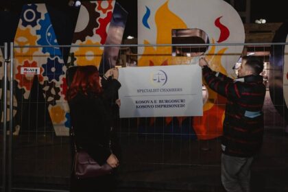 NOVOBORN, spomenik nezavisnosti, udomaćen je opsadom zatvora Specijalnog suda: Kosovo zatvoreno!