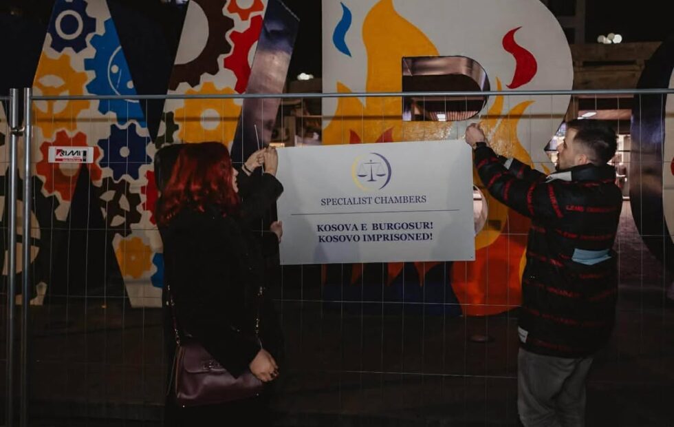 NOVOBORN, spomenik nezavisnosti, udomaćen je opsadom zatvora Specijalnog suda: Kosovo zatvoreno!