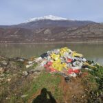 PA KOMENT: Liqeni i Vërmicës sërish vërshohet nga mbeturinat Liqeni i Vërmicës po përballet sërish me ndotje të theks…