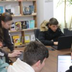 Fëmijët aftësohen në dizajn grafik në Qendrën Rinore AVOKO Në ambientet e Qendrës Rinore AVOKO po zhvillohet një prog…