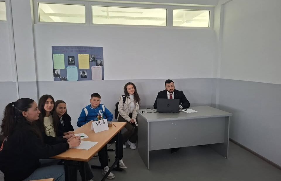 Konkurentska atmosfera i znanje u Kviznosu Diturije… u Lapušniku uèenici VICIX razreda FMFA Šoban Šabani…