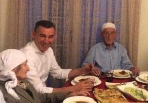 To je bio poslednji iftar Kadrija Veselina sa roditeljima pre odlaska u Hag © Dragash Info