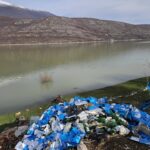 PA KOMENT: Liqeni i Vërmicës sërish vërshohet nga mbeturinat Liqeni i Vërmicës po përballet sërish me ndotje të theks…