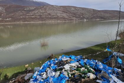 Jezero Vremica se još jednom preliva iz krhotina jezera Vremica ponovo se suoèava sa zagaðenjem stresa…
