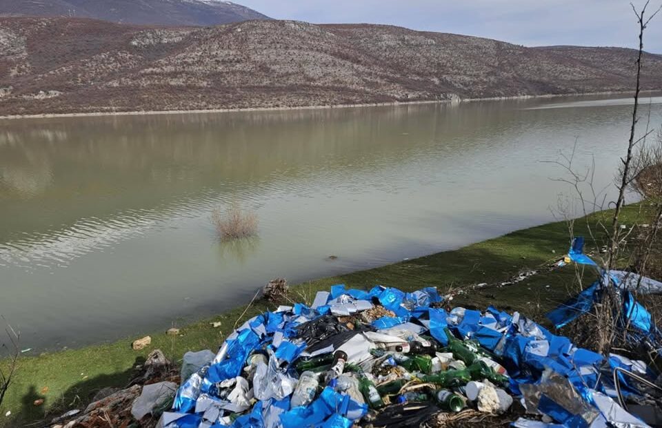 Jezero Vremica se još jednom preliva iz krhotina jezera Vremica ponovo se suoèava sa zagaðenjem stresa…
