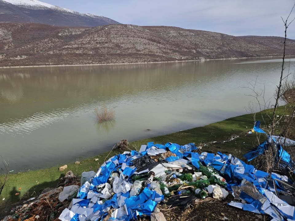 Jezero Vremica se još jednom preliva iz krhotina jezera Vremica ponovo se suoèava sa zagaðenjem stresa…