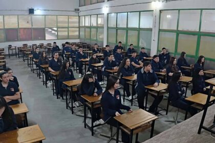 Studenti UML-a Ruždži Beriša uče o opasnostima od uznemiravanja i onlajn bezbednosti danas, u hali zadataka …