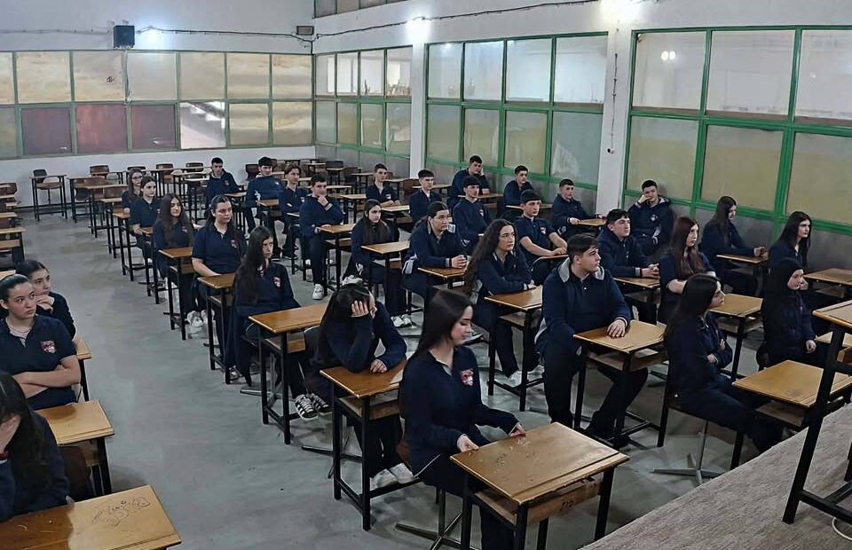 Studenti UML-a Ruždži Beriša uče o opasnostima od uznemiravanja i onlajn bezbednosti danas, u hali zadataka …