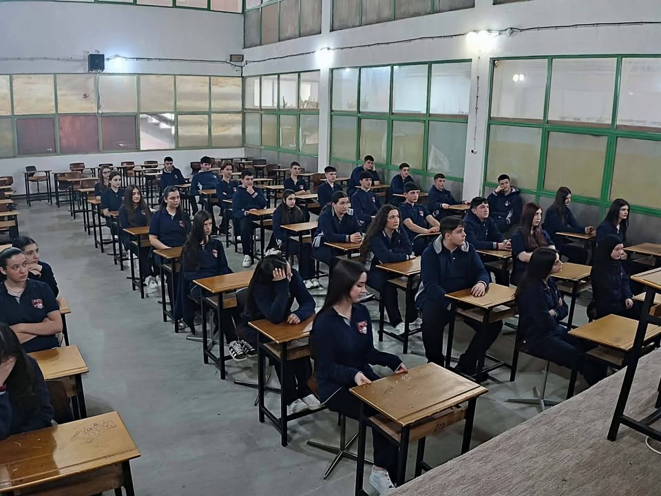 Studenti UML-a Ruždži Beriša uče o opasnostima od uznemiravanja i onlajn bezbednosti danas, u hali zadataka …