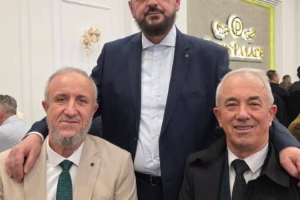 Gradonačelnik Dragaša Bešet Kšeladini učestvuje u Iftaru sa vernicima sa svih strana albanskog tla, gradonačelnikom Komuna…