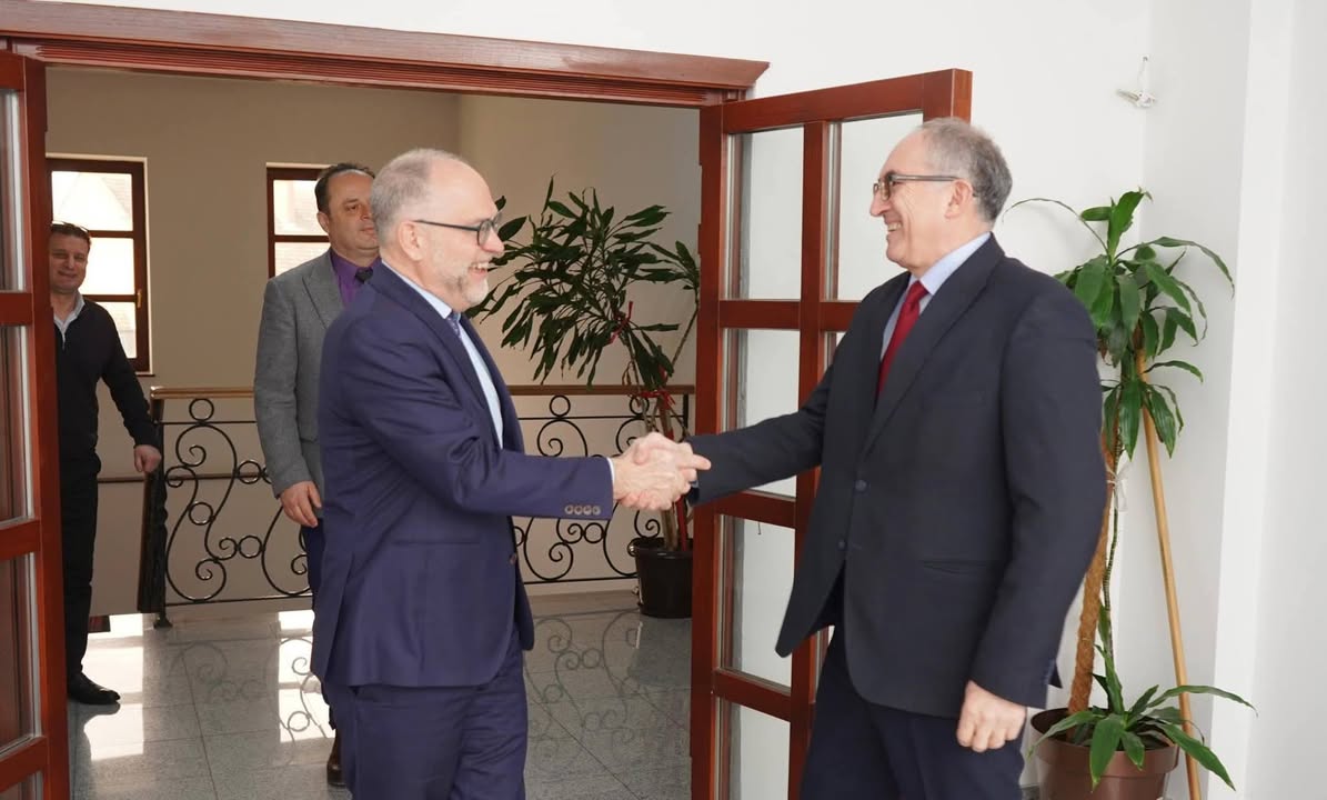 Gradonačelnik Totaj domaćin je novog koordinatora UN na Kosovu, gradonačelnik Prizrena Šaćir Totaj, koji očekuje n…